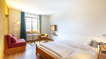 Standard-Doppelzimmer (Theresa) | Allergikerbettwaren, Minibar, Schreibtisch, Verdunkelungsvorhänge