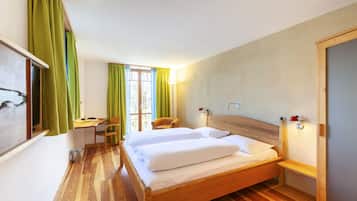 Comfort Double Room (Jakob) | Hypo-allergenic bedding, minibar, desk, blackout drapes