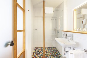 Standard Double Room (Theresa) | Bathroom | Eco-friendly toiletries, hair dryer, towels, soap - Alter Wirt GmbH in Grünwald (Gruenwald)