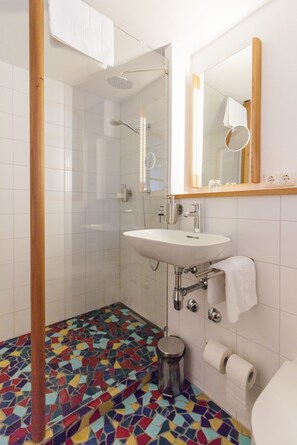 A bathroom with a shower, sink, and toilet. - Alter Wirt GmbH in Grünwald (Gruenwald)