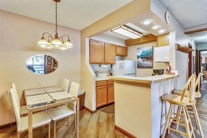 Dining - Walk to the lift at Timberline Mt. Welcome to Slope Side Delight! (Canaan Valley)