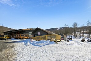 Exterior - Walk to the lift at Timberline Mt. Welcome to Slope Side Delight! (Canaan Valley)