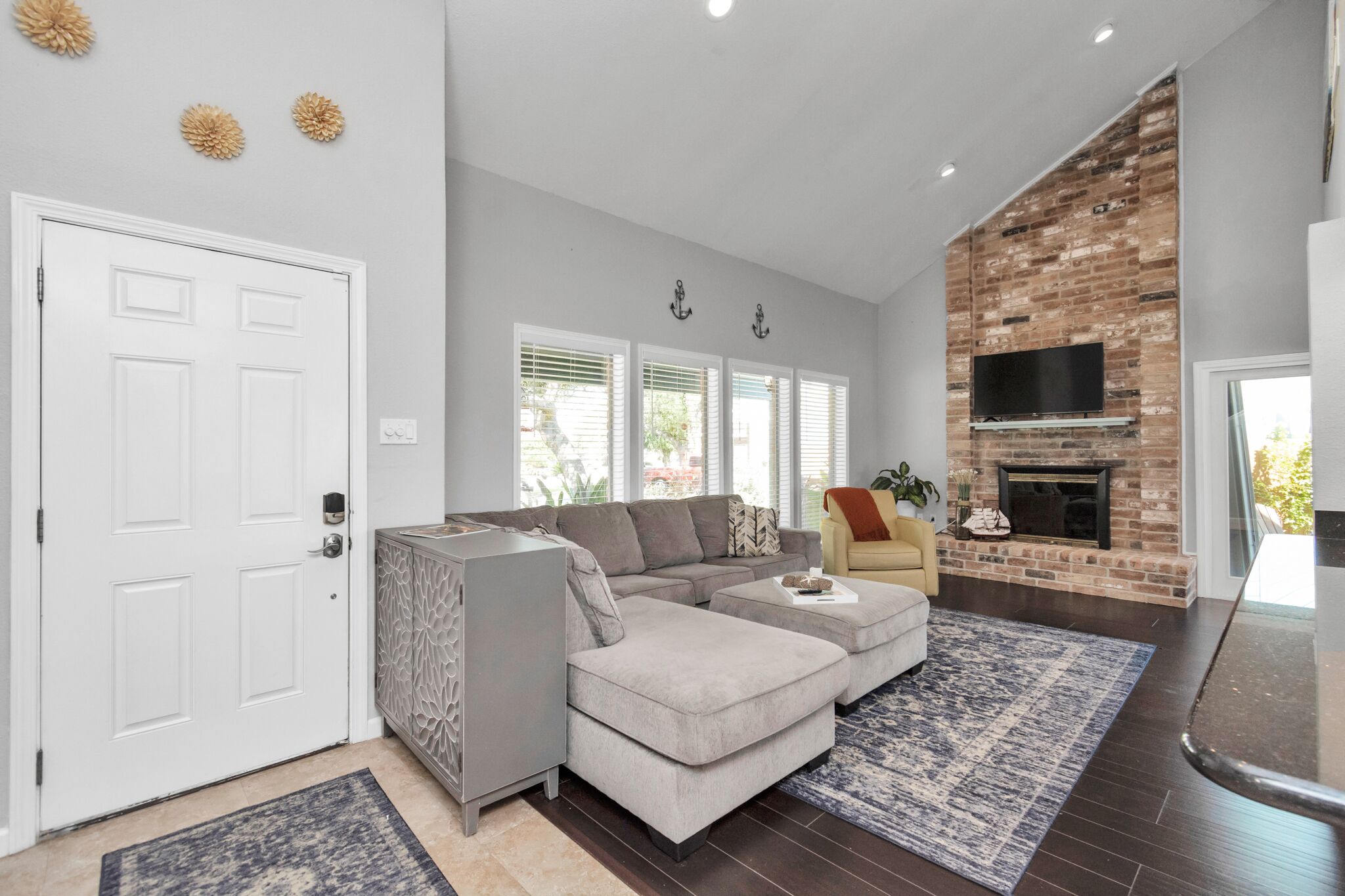 Smart TV, chimenea, oficina y monitor de computadora 