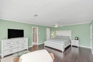 3 bedrooms, desk, iron/ironing board, free WiFi