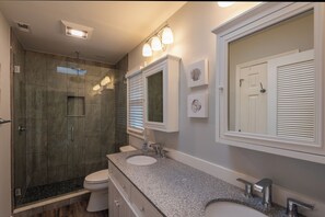 Badekar, hårtørrer, håndklæder