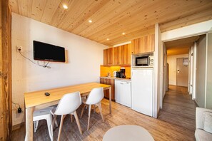 Fridge, microwave, dishwasher, coffee/tea maker - Holidays in the heart of Alp, in a modern apartment (Huez)