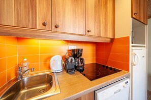 Een koelkast, een microgolfoven, een vaatwasser