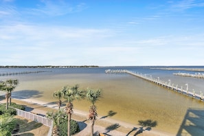 Beach nearby - Osprey 403-3BR/3.5 Large Corner Condo with wraparound deck!! Great Location! (Fort Walton Beach)