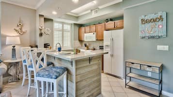 Coffee/tea maker, fridge, microwave, oven