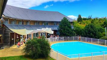 Een buitenzwembad en een verwarmd zwembad