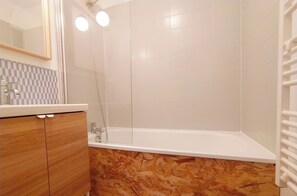 Combined shower/bathtub, hair dryer, towels, toilet paper