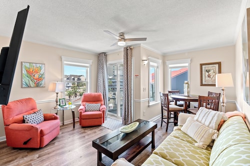 Newly renovated, 3rd floor, ocean view condo + Free Attraction Tickets!