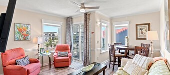 Newly renovated, 3rd floor, ocean view condo + Free Attraction Tickets!