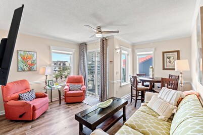 Newly renovated, 3rd floor, ocean view condo + Free Attraction Tickets!
