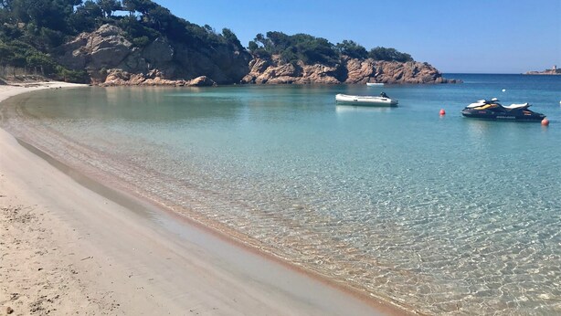A clear beach with calm waters, boats, and rocky cliffs. - Villa 4ch an idyllic haven of peace (Figari)
