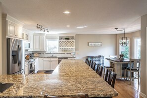 Fridge, microwave, oven, stovetop - Unwind at Cathedral Cottage: The Perfect Escape (Pinehurst)