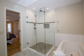 Combined shower/bathtub, hair dryer, towels - Unwind at Cathedral Cottage: The Perfect Escape (Pinehurst)