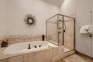 Ensemble douche/baignoire, baignoire à jets, sèche-cheveux