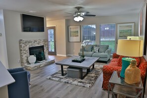 Una Smart TV, una chimenea