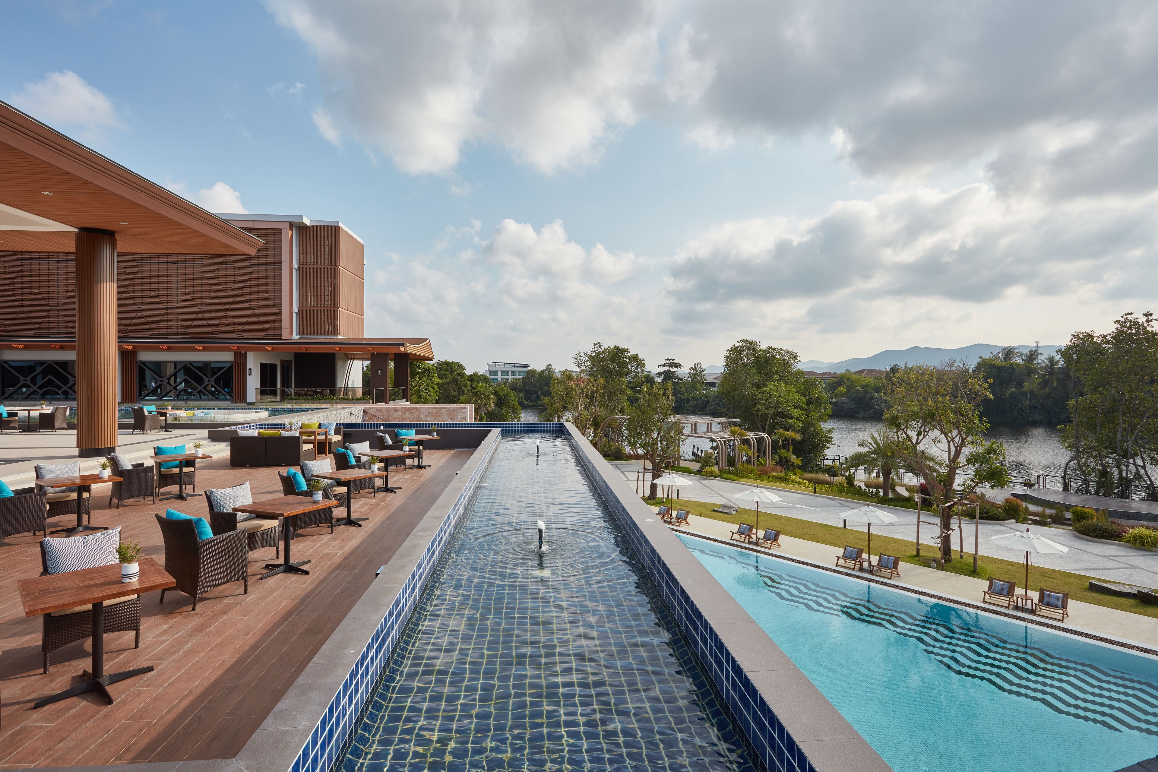 Petit déjeuner, déjeuner et dîner servis sur place, vue sur la piscine