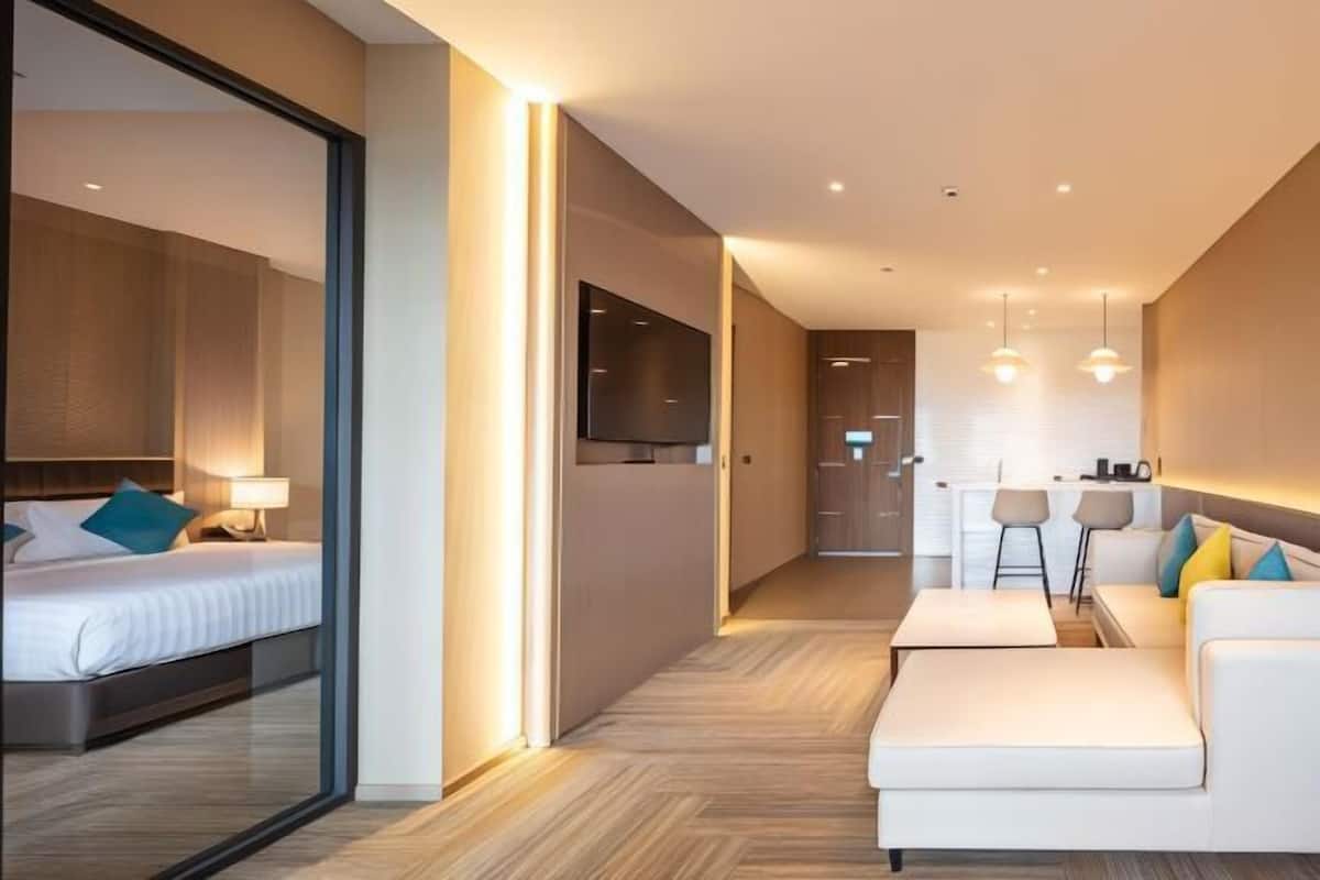 Minibar, caja fuerte, escritorio y cortinas opacas