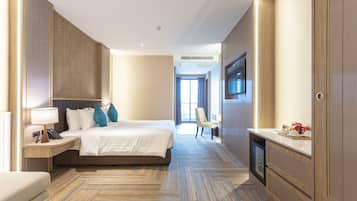 Grand Deluxe Room | ミニバー、セーフティボックス (室内)、デスク、遮光カーテン