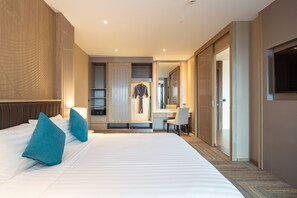 Suite de luxe | Minibar, caixa forta a l'habitació, escriptori i cortines opaques 