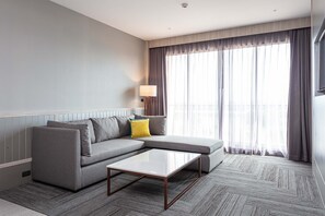 Breeze Executive Suite | 起居區 | 43-吋LED 液晶電視、有線頻道、電視、壁爐