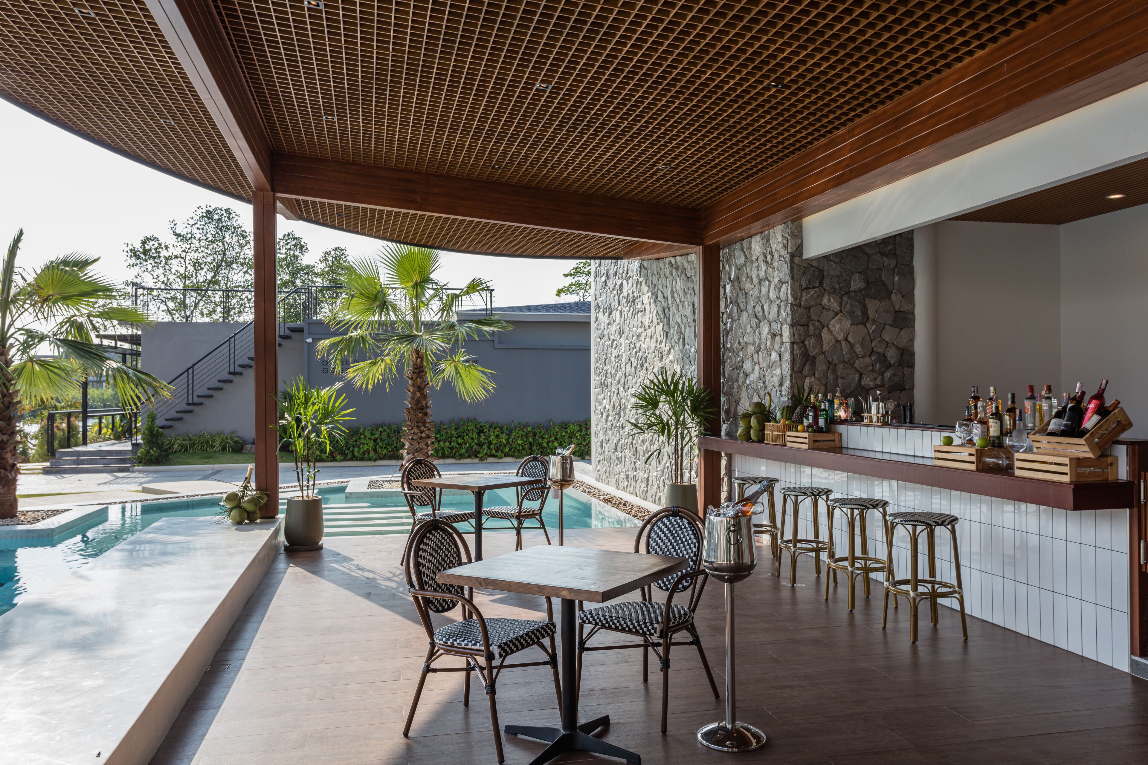 Swim-up bar