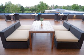 Serviço de café da manhã, almoço, jantar; vistas para a piscina