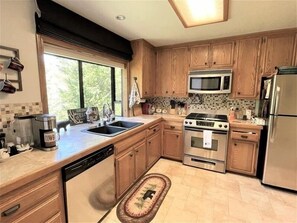 Private kitchen - Beautiful Mountain Home 3 Bedroom Home by RedAwning (Lake Arrowhead)