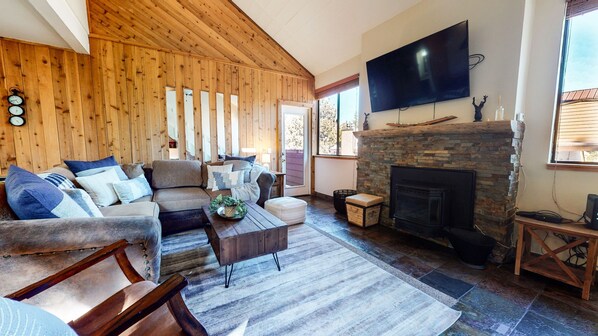 Condo, 2 habitaciones | Área de sala de estar | Smart TV 