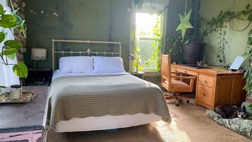 2 bedrooms, desk, travel cot, WiFi