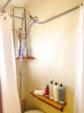 Bathtub, hair dryer, towels, shampoo - Upstairs at TheVictorian - Lush, Walkable, and Dog-Friendly Retreat - Steps from Downtown Bellingham (Bellingham)