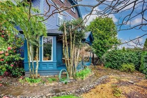 Exterior - Upstairs at TheVictorian - Lush, Walkable, and Dog-Friendly Retreat - Steps from Downtown Bellingham (Bellingham)