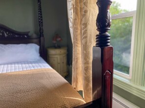 2 bedrooms, desk, travel crib, WiFi - Upstairs at TheVictorian - Lush, Walkable, and Dog-Friendly Retreat - Steps from Downtown Bellingham (Bellingham)