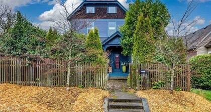 Upstairs at TheVictorian - Lush, Walkable, and Dog-Friendly Retreat - Steps from Downtown Bellingham