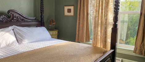 2 bedrooms, desk, travel cot, WiFi