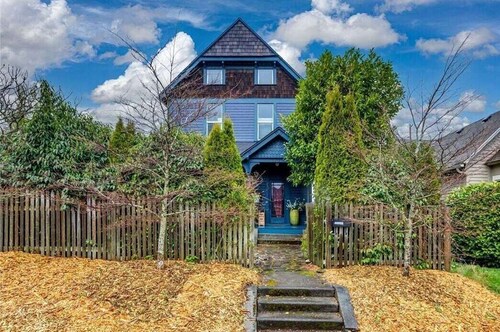 Upstairs at TheVictorian - Lush, Walkable, and Dog-Friendly Retreat - Steps from