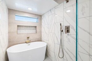 Bathtub, hair dryer, towels - Modern Retreat Minutes from Shopping Dining & Golf (Scottsdale)