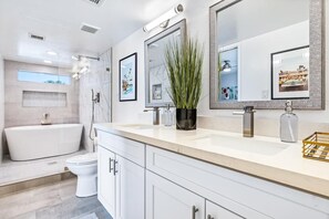 Baignoire, sèche-cheveux, serviettes fournies