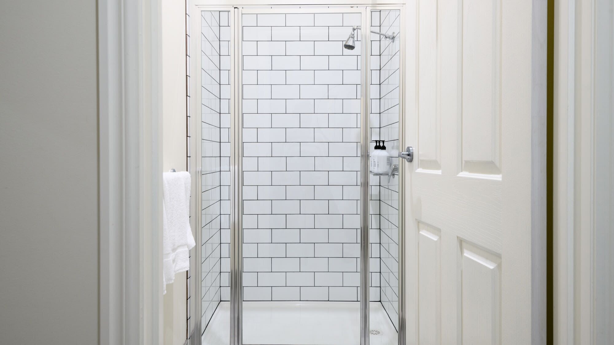 Dusche, Haartrockner, Handtücher, Shampoo