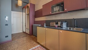 Una cocina compacta con microondas, tostadora y cafetera.