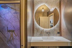 Dusche, Haartrockner, Toilettenpapier