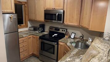 冰箱、微波炉、烤箱、炉灶