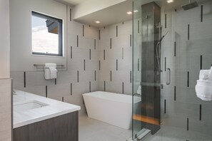 Badewanne, Haartrockner, Handtücher