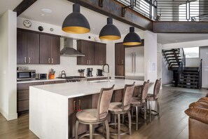 冰箱、微波炉、烤箱、炉灶