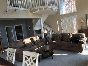 TV connectée, cheminée, chaîne hi-fi