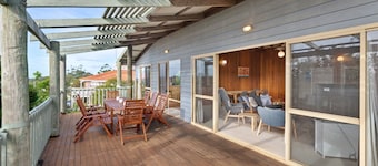 Cosy Timber Holiday Home Boasting Stunning Bay Views