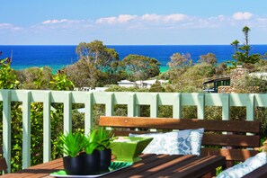 Outdoor dining - COSY TIMBER HOLIDAY HOME SET IN A BEAUTIFUL NATURAL BUSH SETTING (Eagle Bay)